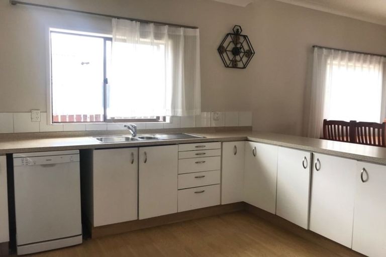 Photo of property in 12 Walmer Road, Point Chevalier, Auckland, 1022