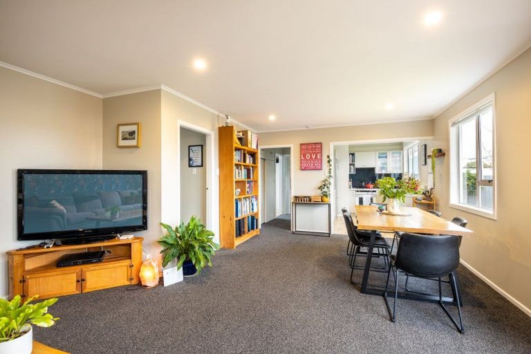Photo of property in 18 Pukatea Street, Inglewood, 4330
