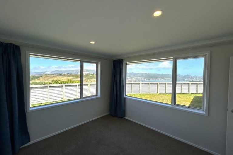 Photo of property in 2 Tutoko Place, Aotea, Porirua, 5024