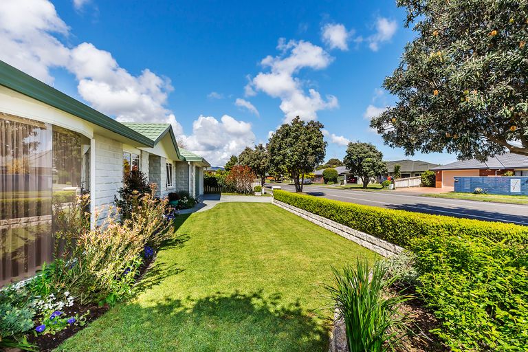 Photo of property in 69 Guildford Drive, Paraparaumu, 5032