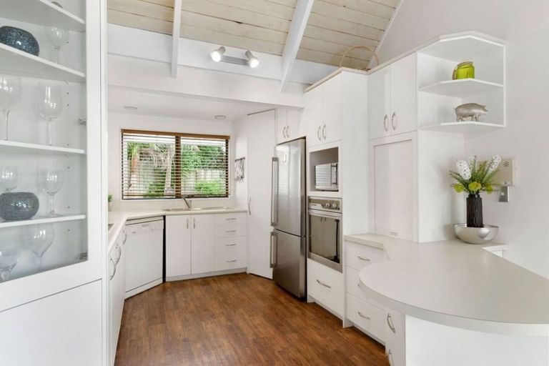 Photo of property in 1/131 Carlisle Road, Northcross, Auckland, 0632