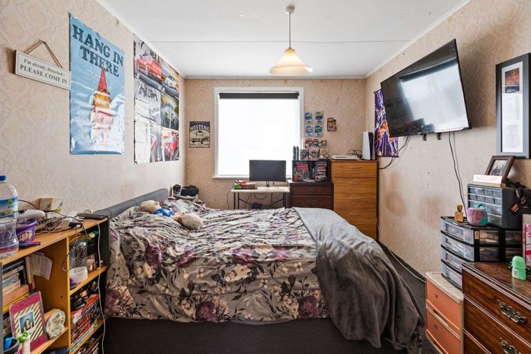 Photo of property in 18 Endeavour Street, Marfell, New Plymouth, 4310