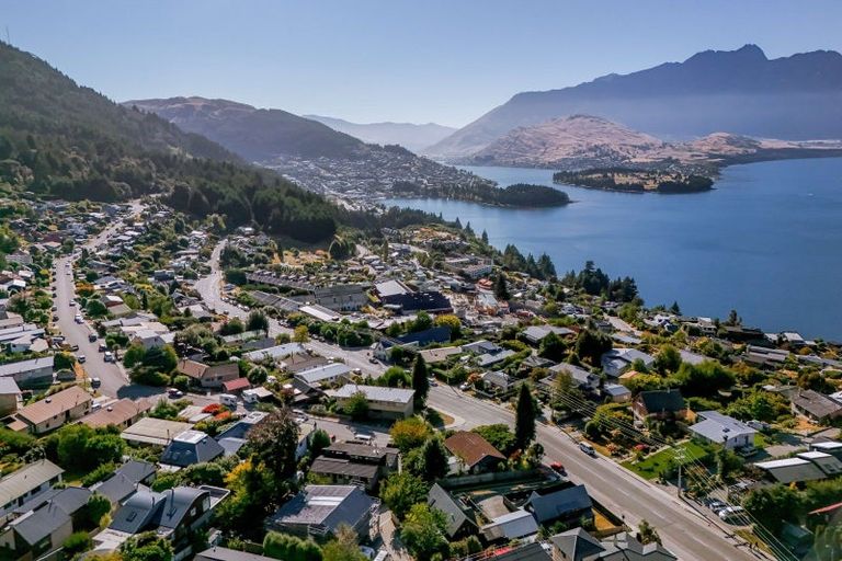 Photo of property in 6 Wynyard Crescent, Fernhill, Queenstown, 9300