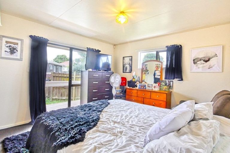 Photo of property in 28 Dungarvon Place, Clendon Park, Auckland, 2103