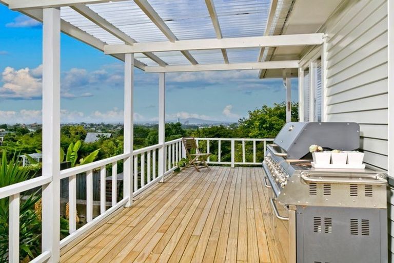 Photo of property in 255 Glenfield Road, Hillcrest, Auckland, 0627