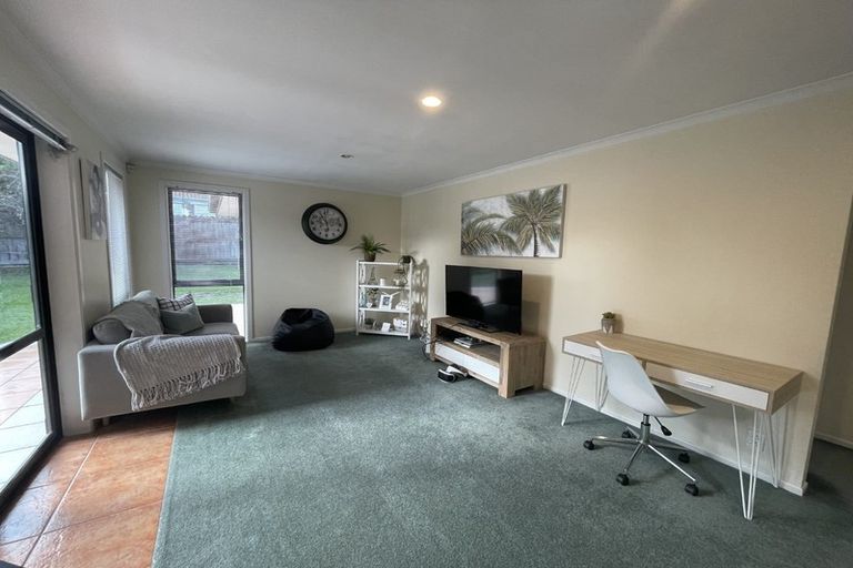 Photo of property in 102 Armoy Drive, East Tamaki, Auckland, 2016