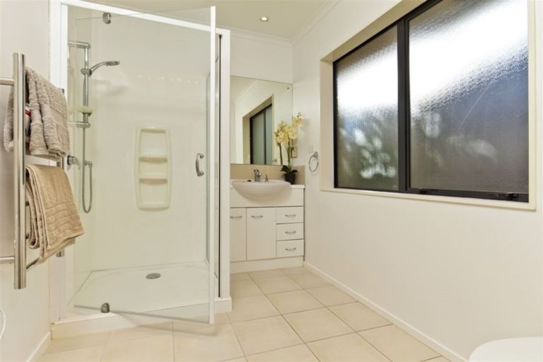 Photo of property in 56 View Ridge Drive, Ranui, Auckland, 0612