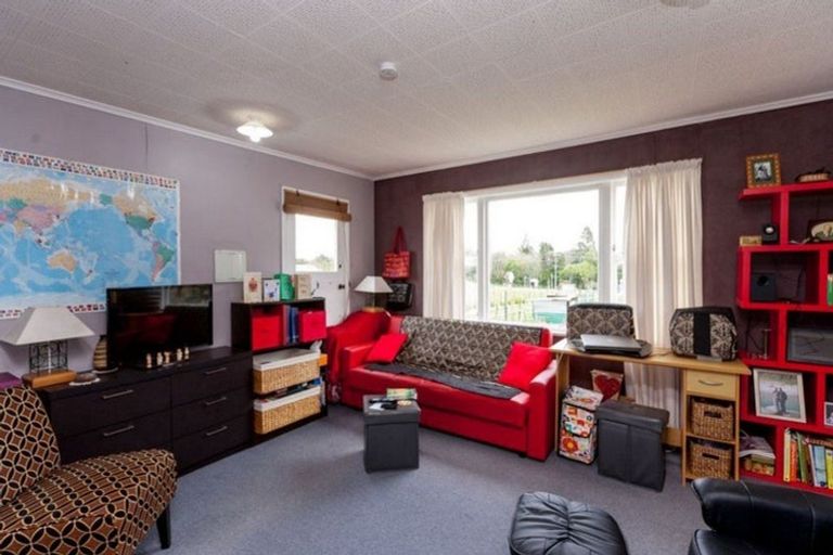 Photo of property in 421a South Road, Omata, New Plymouth, 4374