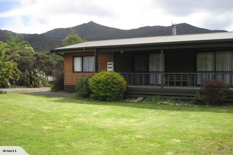 Photo of property in 17 Renata Road, Okiwi Bay, 7193