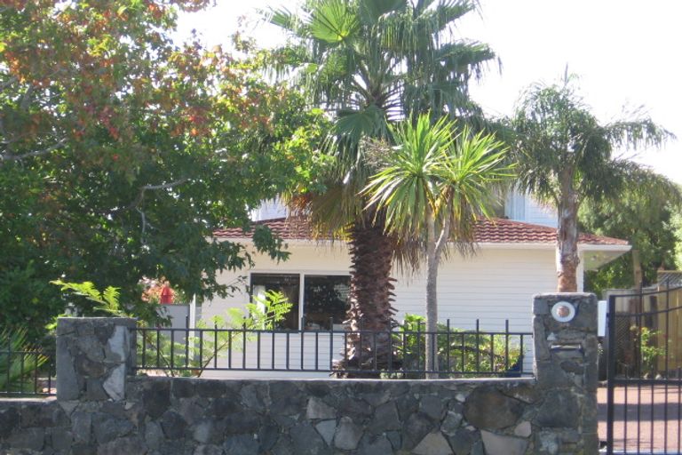Photo of property in 11 Rothesay Bay Road, Rothesay Bay, Auckland, 0630