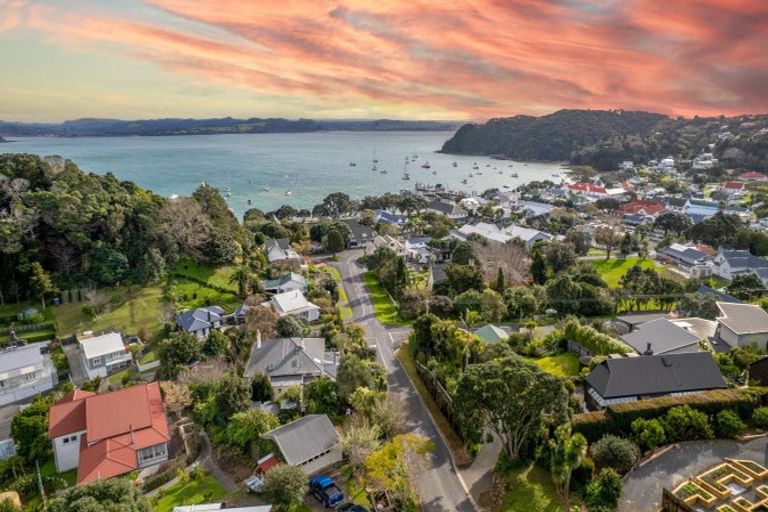 Photo of property in 9 Robertson Street, Russell, 0202