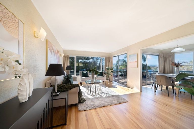 Photo of property in 28 Manhattan Heights, Glendene, Auckland, 0602