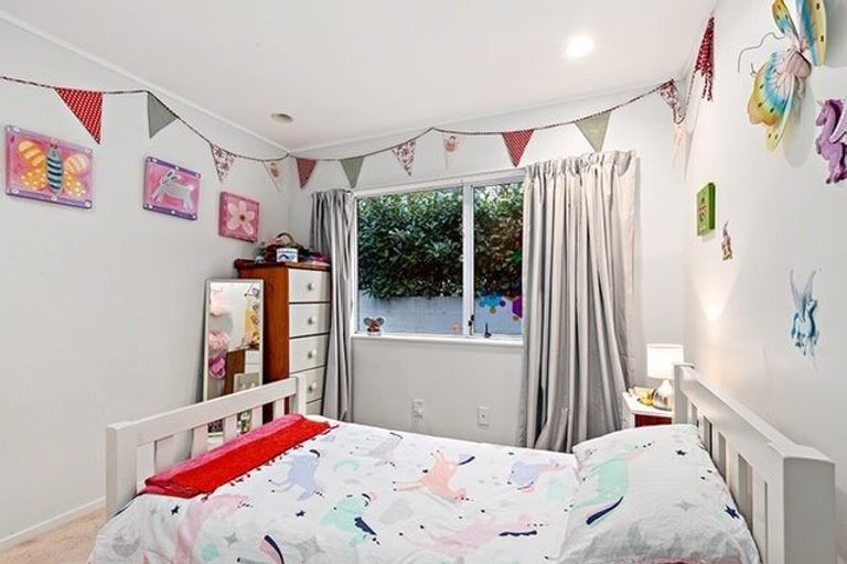 Photo of property in 2/16 Bluefin Way, West Harbour, Auckland, 0618