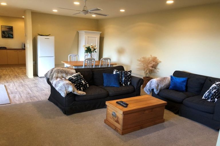 Photo of property in 12 Chelverton Terrace, Red Beach, 0932