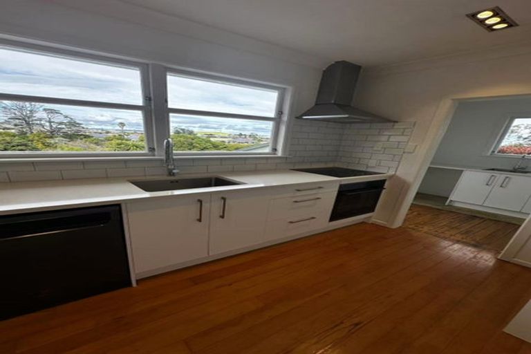 Photo of property in 120 Ennis Avenue, Pakuranga Heights, Auckland, 2010