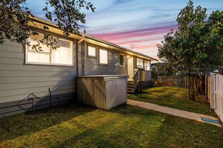 Photo of property in 2 Katrina Place, Massey, Auckland, 0614