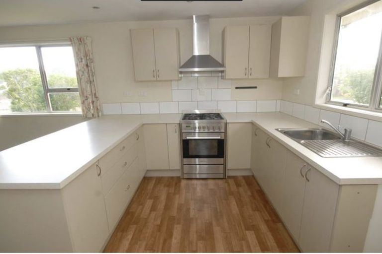 Photo of property in 13 Tahu Crescent, Sunnynook, Auckland, 0620