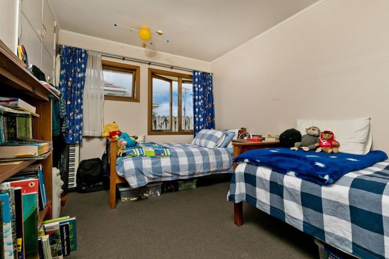 Photo of property in 18 Ward Crescent, Te Atatu Peninsula, Auckland, 0610
