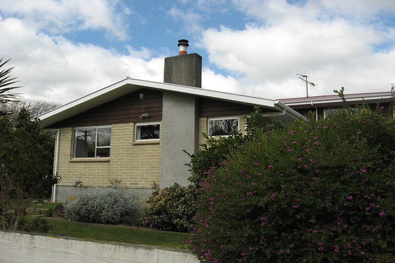 Photo of property in 17 Rowe Parade, Wainuiomata, Lower Hutt, 5014