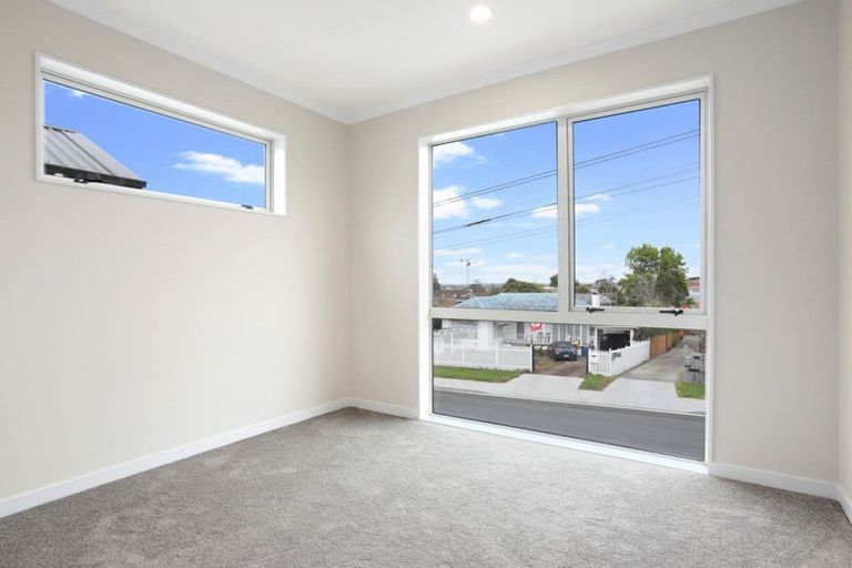 Photo of property in 10a Roberts Road, Te Atatu South, Auckland, 0610