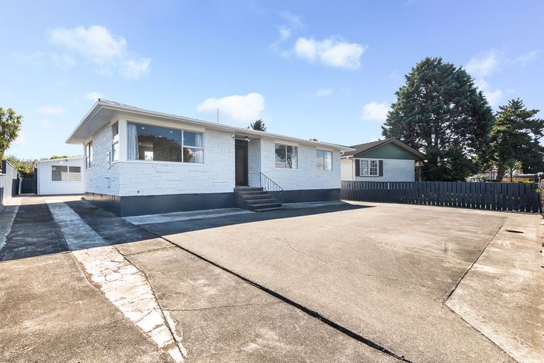 Photo of property in 27 Staverton Crescent, Mangere, Auckland, 2022