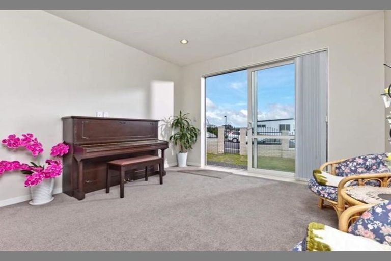 Photo of property in 10 Kilear Close, Pinehill, Auckland, 0632