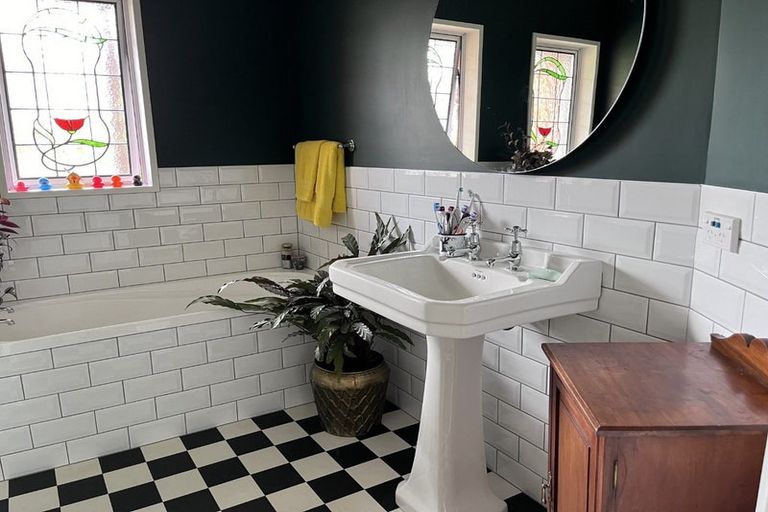 Photo of property in 1/50 Saint Andrews Square, Strowan, Christchurch, 8052