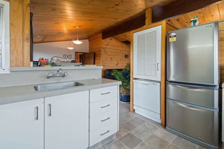 Photo of property in 2 Bata Place, Pomare, Rotorua, 3015