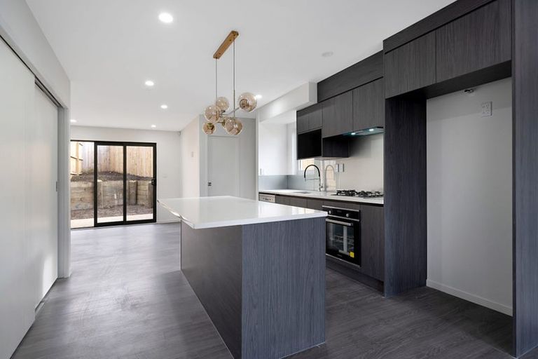 Photo of property in 2/13 Sarona Avenue, Glen Eden, Auckland, 0602