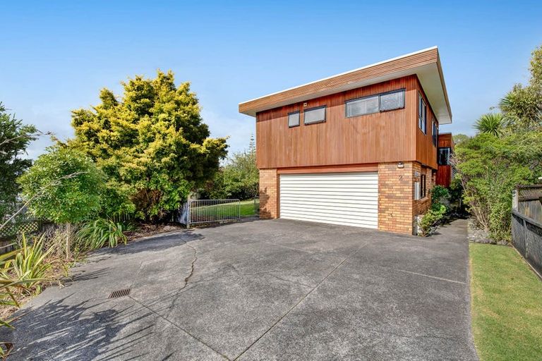 Photo of property in 2/2 Carl Place, Unsworth Heights, Auckland, 0632