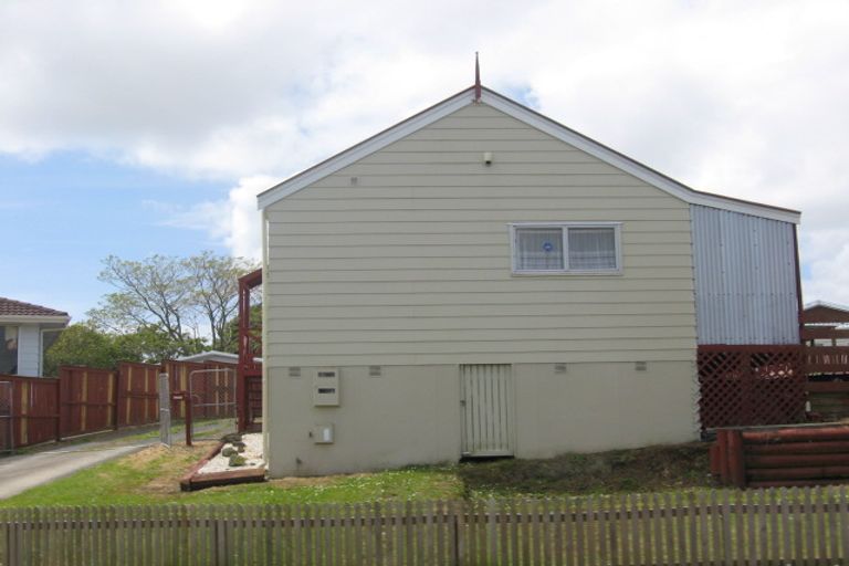 Photo of property in 37 Moncrieff Avenue, Clendon Park, Auckland, 2103