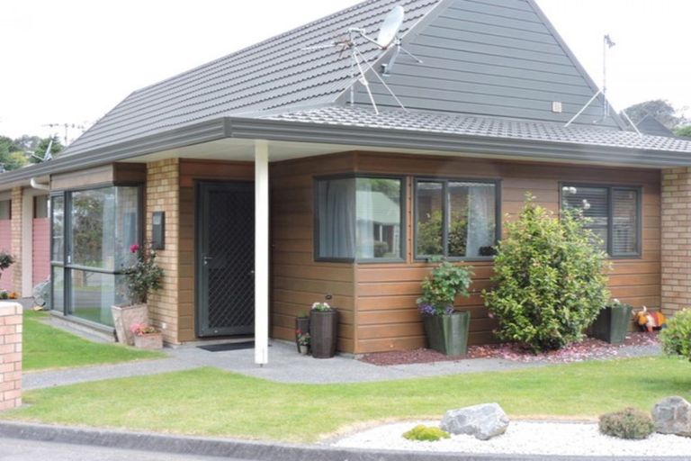 Photo of property in Redwood Village, 28/42 Main Road, Tawa, Wellington, 5028