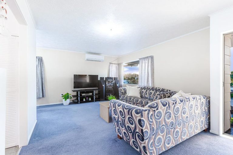 Photo of property in 22 Styca Place, Sunnyvale, Auckland, 0612