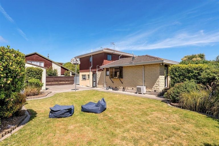 Photo of property in 15 Sonning Place, Redwood, Christchurch, 8051