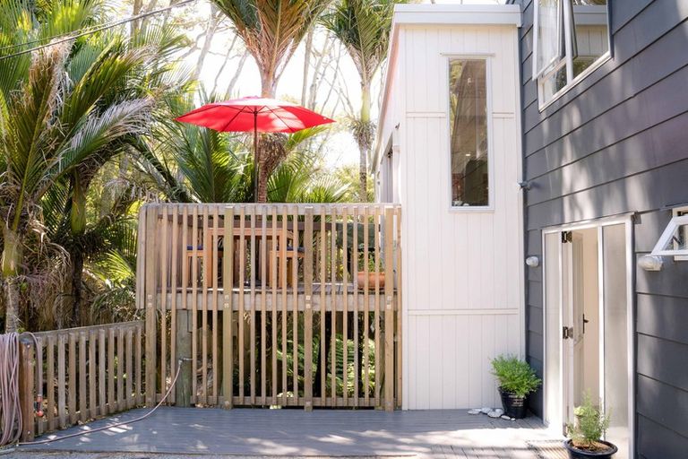 Photo of property in 41 Warner Park Avenue, Laingholm, Auckland, 0604