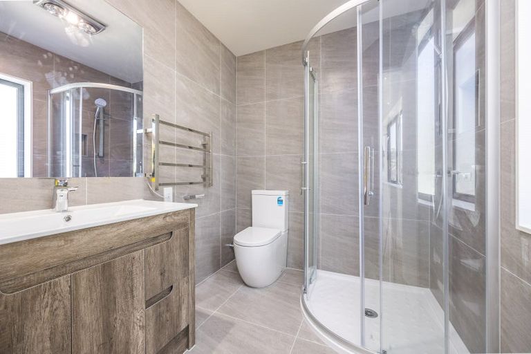 Photo of property in 17b Hogans Road, Glenfield, Auckland, 0629