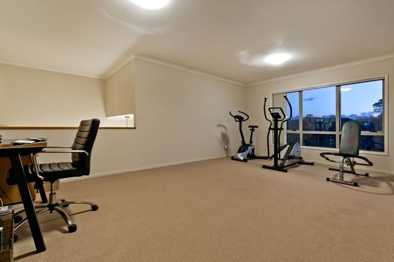 Photo of property in 8 Malin Place, Pinehill, Auckland, 0632