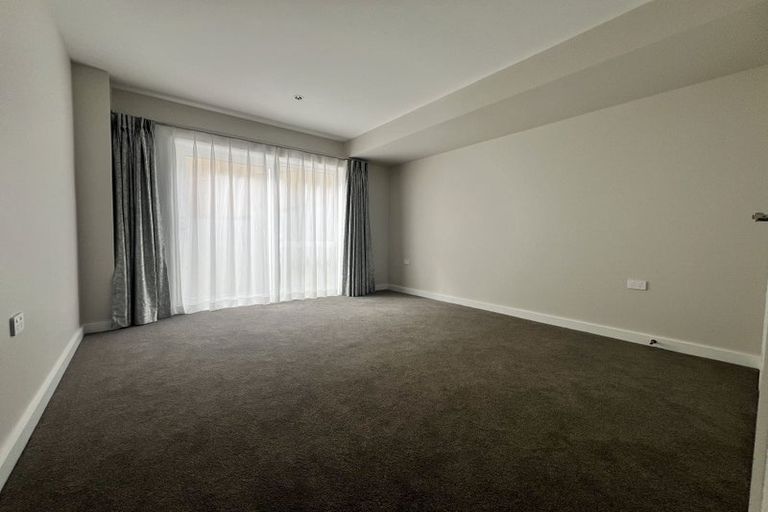Photo of property in 8 Hooten Place, Oteha, Auckland, 0632