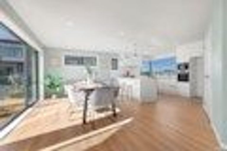 Photo of property in 2 Ingham Court, Fairview Heights, Auckland, 0632