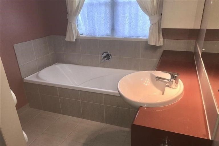 Photo of property in 28 Parkwood Crescent, Gulf Harbour, Whangaparaoa, 0930