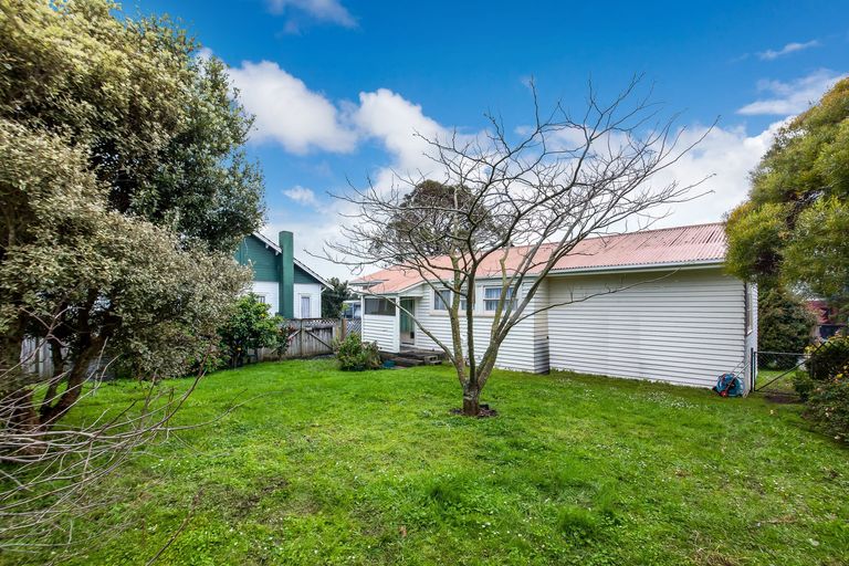 Photo of property in 14 Binsted Road, New Lynn, Auckland, 0600