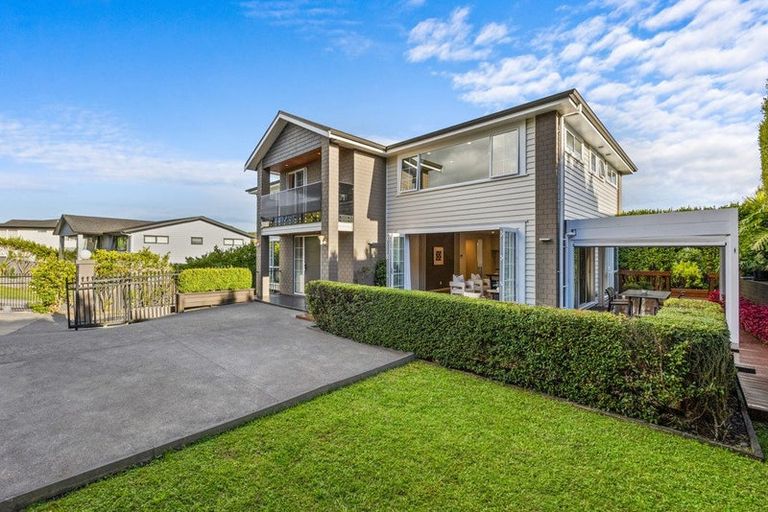 Photo of property in 4b Hilton Close, Fairview Heights, Auckland, 0632
