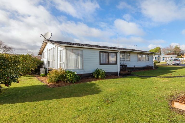 Photo of property in 2 Bata Place, Pomare, Rotorua, 3015