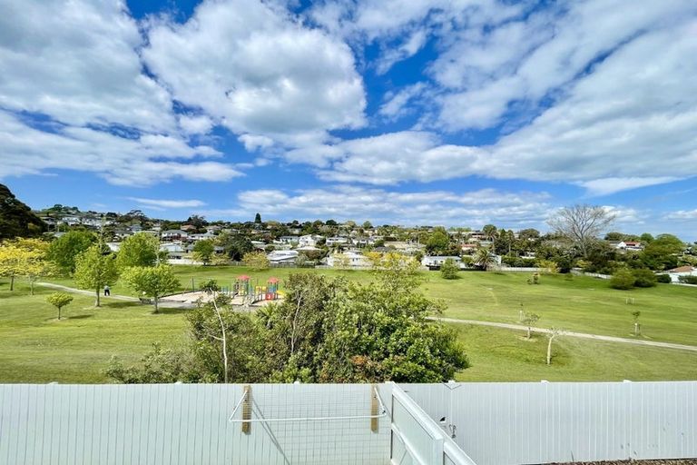 Photo of property in 2/56 Knightsbridge Drive, Forrest Hill, Auckland, 0620