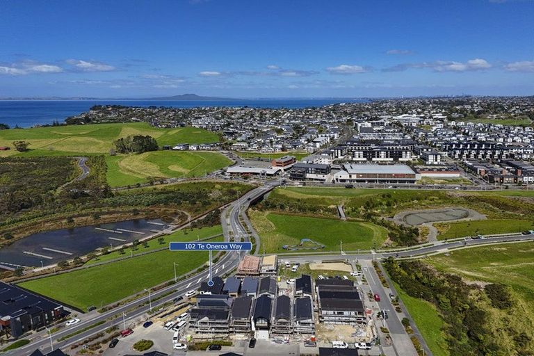 Photo of property in 102 Te Oneroa Way, Long Bay, Auckland, 0630