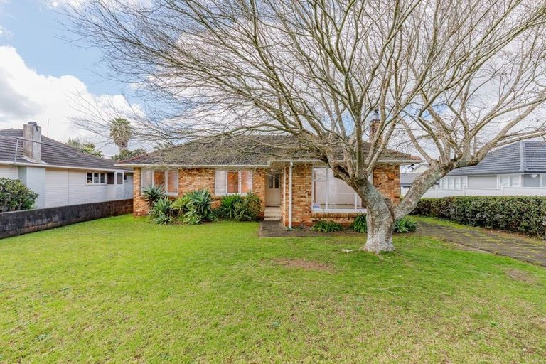 Photo of property in 74 Neil Avenue, Te Atatu Peninsula, Auckland, 0610