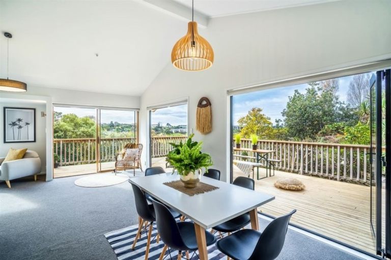 Photo of property in 42 Deuxberry Avenue, Northcote, Auckland, 0627