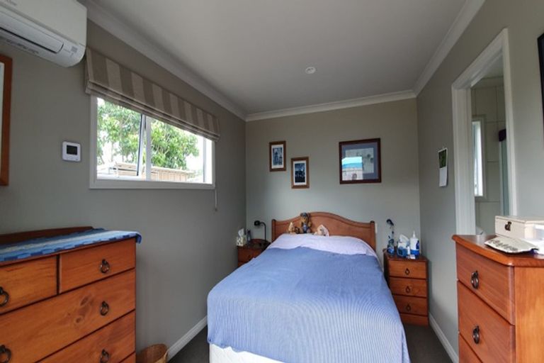 Photo of property in 10 Nirmal Place, Sunnyvale, Auckland, 0612