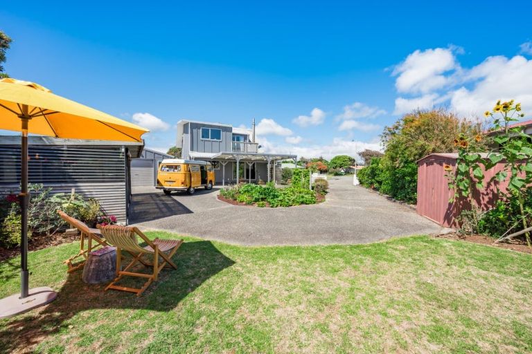 Photo of property in 14 Goldie Place, Waikanae Beach, Waikanae, 5036