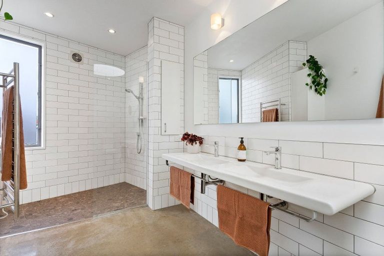 Photo of property in 33a Stanley Point Road, Stanley Point, Auckland, 0624